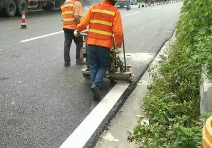 小知識(shí)：道路標(biāo)線漆有底漆和固化劑嗎？