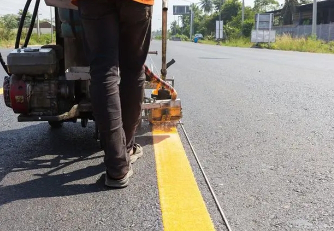 道路熱熔標(biāo)線施工在春、夏兩季施工分別應(yīng)注意哪些事項(xiàng)？